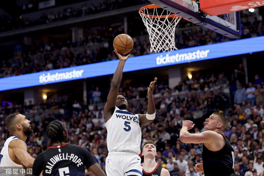 她还通过综 她还通过综